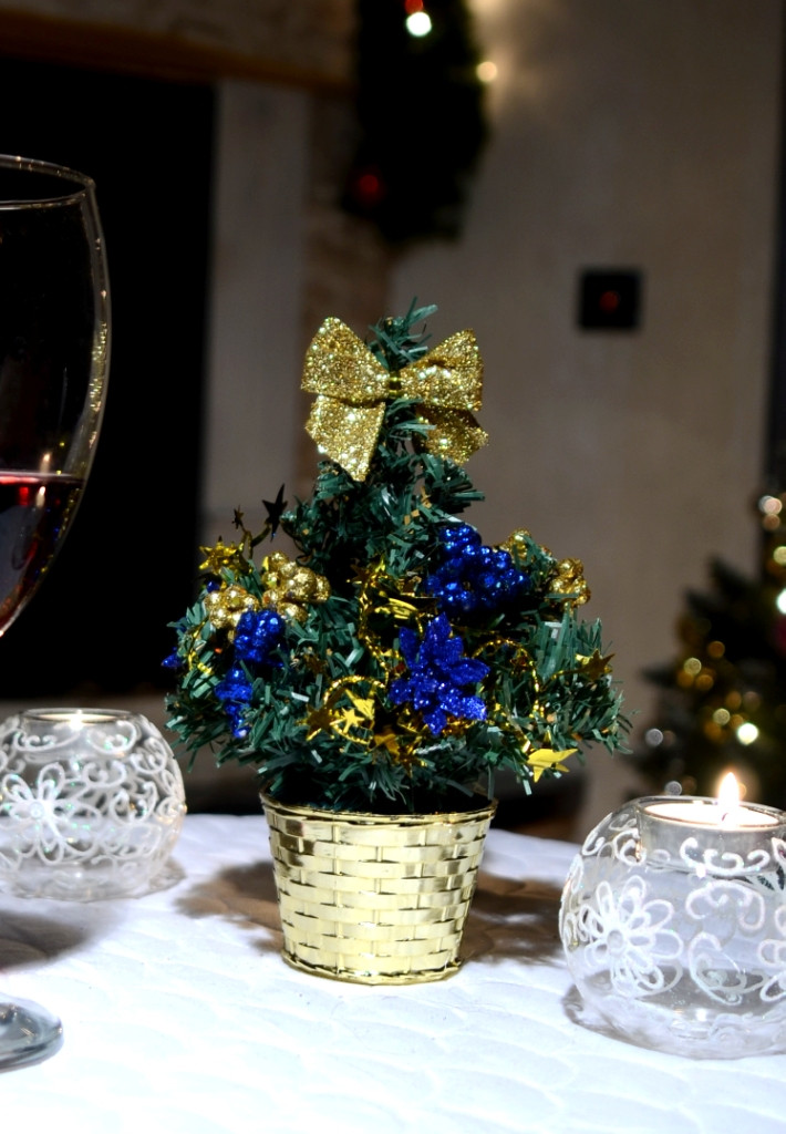 Ялинка маленька прикрашена синя з золотом 20 см 0424GB