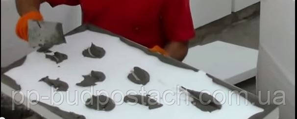  Нанесення клейового розчину на лист пінопласту