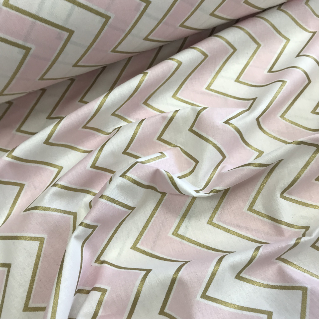 Бавовняна тканина (ТУРЦІЯ шир. 2,4 м) зигзаг рожево-білий із золотим глітером (R-FR-0129), фото 1