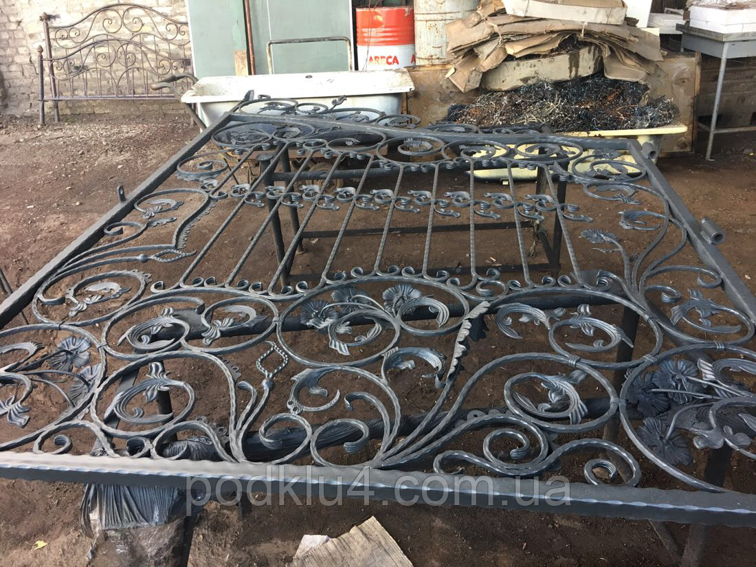 Двостулкові ворота з кованими елементами