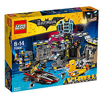 Конструктор Лего Lego Batman Movie Нападение на Бэтпещеру 70909