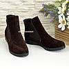 Жіночі класичні коричневі замшеві чоботи на низькому ходу, фото 3