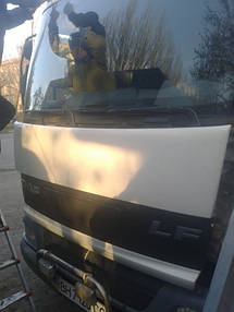 Замена лобового стекла на грузовике DAF LF 45 в Харькове