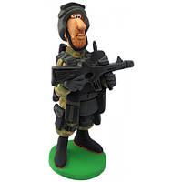 Солдат в екіпіровці керамічна фігурка