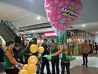 Роздача листівок у ТРЦ