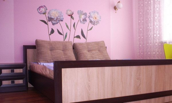 кровать спальни Даллас в интерьере