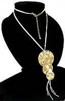 Кольє з довгими білими шнурами. Позолота. Діаметр кулона: 9 см. Довжина кольє: 82-90 см