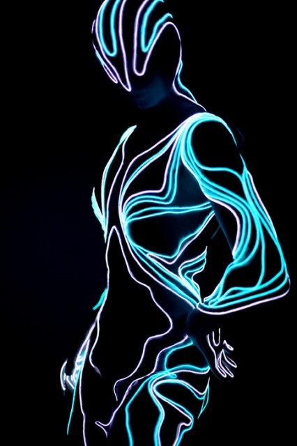 Світний костюм (гнучкий неон для одягу) Ціна вказана за 1 м електролюніцентного неону + інвертор бат. 3В., фото 1