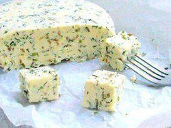 Домашній сир із кмином і зеленою цибулею