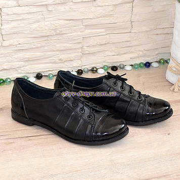 Туфлі жіночі чорні шкіряні на шнурівці з вставками з лакової шкіри, колір чорний