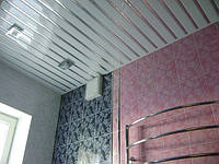 Реечный подвесной потолок немецкий дизайн ППР-083 цвет белый глянец- хром вставка