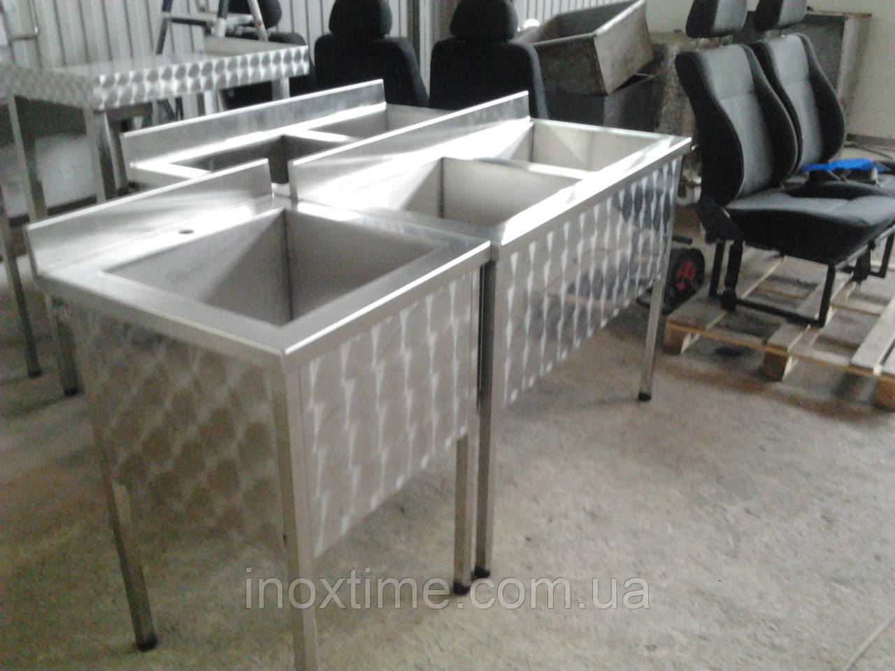 Рукомийник із неіржавкої сталі 550*550*850 мм.