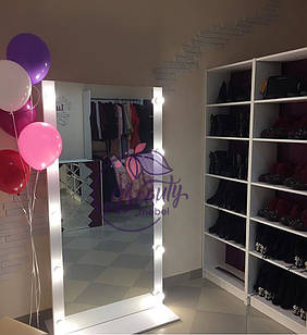 Дзеркало на підставці з лампами з боків