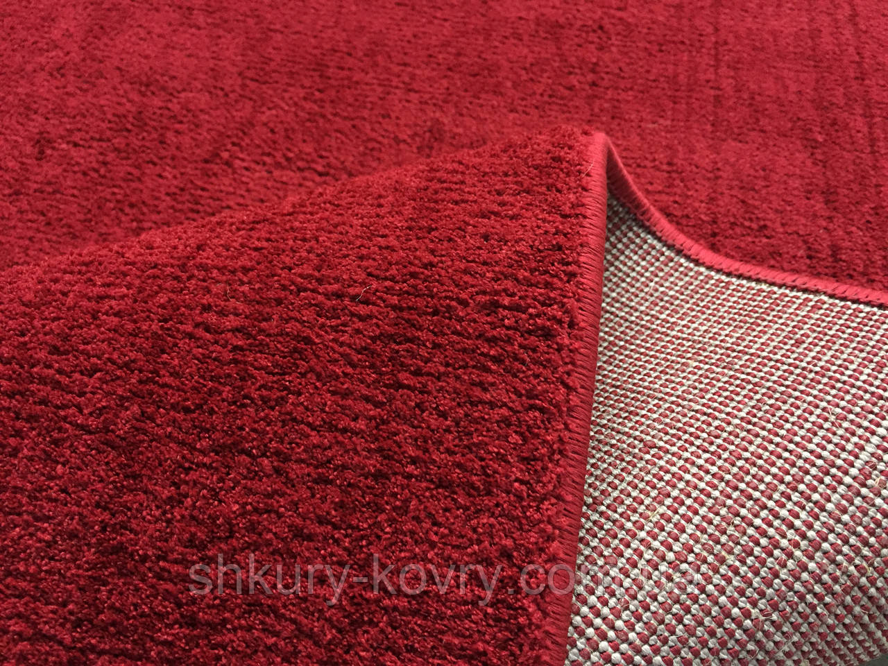 Яскравий червоний тонкий оксамитовий килим для сучасного інтер'єру