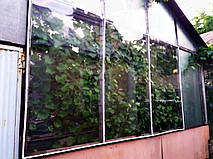 Плёнка термоусадочная, от воздействия тепла она усаживается, натягивается и выравнивается. 
Весь процесс монтажа можно посмотреть на видео, ссылка в конце описания