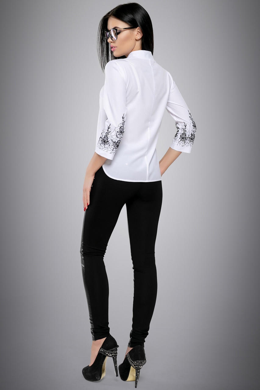 Модная классическая белая блузка с вышивкой и рукавом 3/4 46-52 размера - фото 3 - id-p740837998