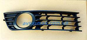 Решітка в бампері права з отвором під п/тум