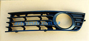 Решітка в бампері ліва з отвором під п/тум