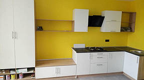 Оригинальная комплектация кухонного гарнитура - распашным шкафчиком с открытыми полочками. Сама по себе кухня небольшая, но размещенные вдоль стены вместительные шкафчики создают стиль минимализм.