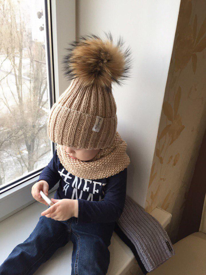 Зимовий теплий в'язаний набір шапка та снуд із натуральним хутряним бубоном ручної роботи.