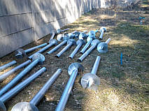 После разметки осей сваи будут установлены согласно проекту дома