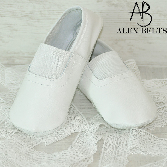 белые кожаные чешки