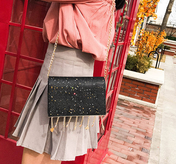Елегантна сумка клатч на ланцюжку з блискітками та брелоками