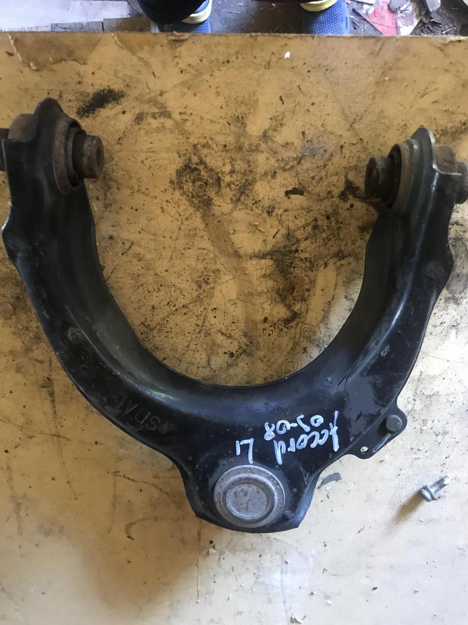Рычаг передний левый верхний Honda Accord 2003-2008 б/