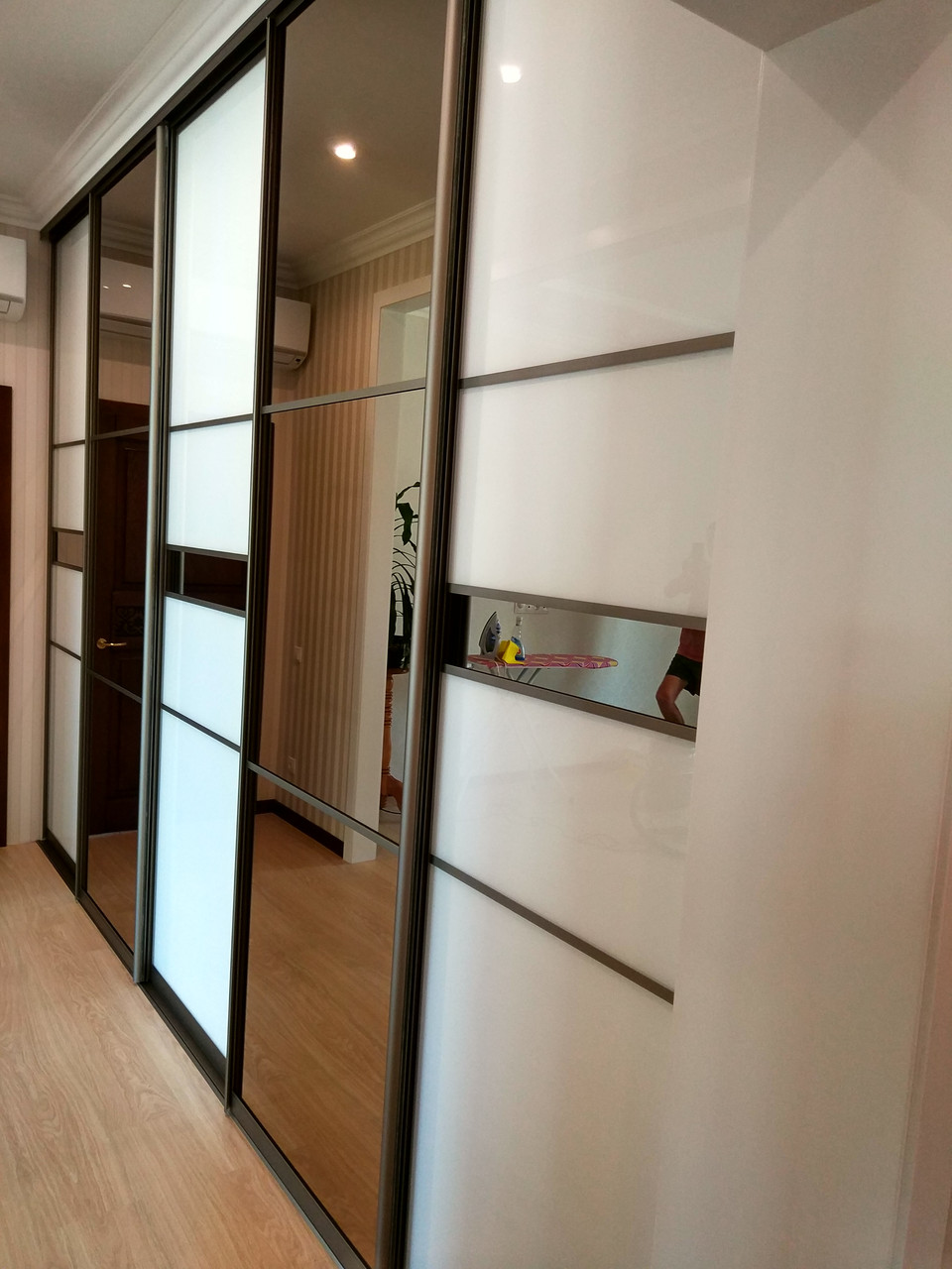 Встроенный шкаф купе в гостиную / стекло Lacobel с бронзовым зеркалом - фото 8 - id-p745340387