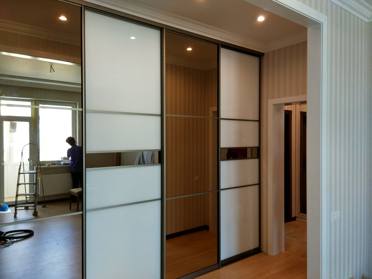 Встроенный шкаф купе в гостиную / стекло Lacobel с бронзовым зеркалом ...