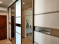 Вбудований шафа купе у вітальню / скло Lacobel з бронзовим дзеркалом