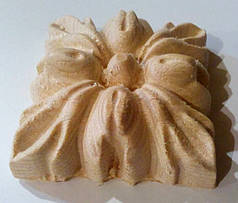 На сегодняшний день именно розетки вырезанные из дерева являются самым популярным изделием среди резных декоров. Это объясняется тем, что они наиболее универсальны в применении при создании мебели, интерьеров, и любых других изделий где требуется исп