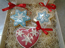 Рождественский пряник  украшенный сахарной глазурью, - угощение для детей и взрослых, приятный подарок на Новый год и Рождество и оригинальная елочная игрушка. 