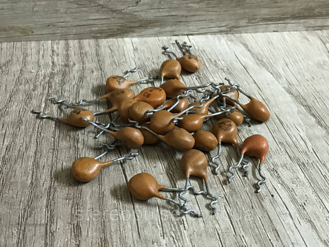 Конденсатор К15-5   150pF 6.3кV