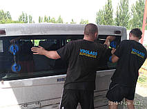 Изготовление и замена заднего стекла на автобус НефАЗ 5299 (Нефтекамского автомобильного заводава) Никополе (Украина). 1