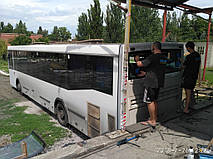 Изготовление и замена заднего стекла на автобус НефАЗ 5299 (Нефтекамского автомобильного заводава) Никополе (Украина). 5