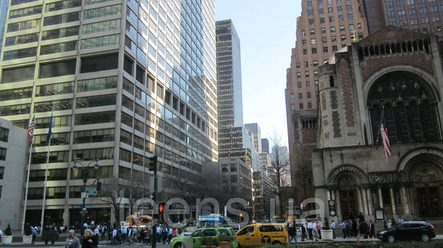 Нью-Йорк,кут Паркової та 51 вулиці Розділ Сукні з коміром - фото teens.ua - Нью-Йорк,кут Паркової та 51 вулиці