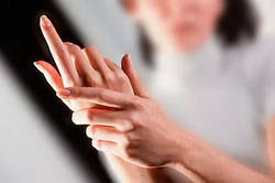 А ви і не знали: 7 шкідливих звичок, які щодня псують ваші нігті