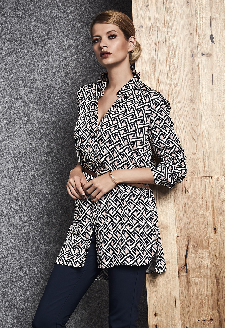 Жіноча подовжена блуза чорно-білого кольору. Модель 260001 Enny. Розміри 52,54