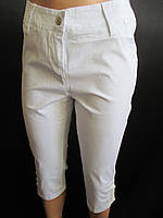 Жіночі котонові бриджі білого кольору.