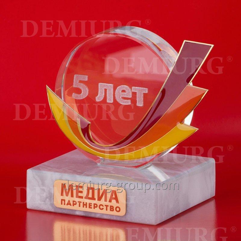 Награда из стекла с металлическим элементом "Медиапартнерство"