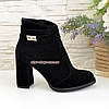 Черевики жіночі замшеві на стійкому каблуці, колір чорний, фото 2