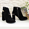 Черевики жіночі замшеві на стійкому каблуці, колір чорний, фото 3