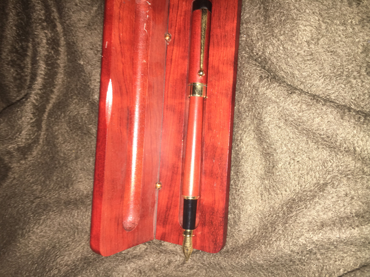 Пір'яна ручка в дерев'яному корпусі і пеналі червоного кольору