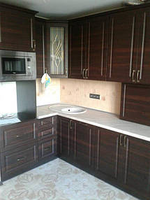 Левый угол гарнитура.
Верхний фасад углового шкафчика стеклянный, витраж.