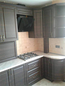 Правый угол гарнитура. Внизу радиусные фасады.