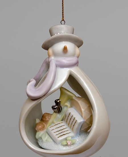 Порцелянова підвіска на ялинку Сніговичок