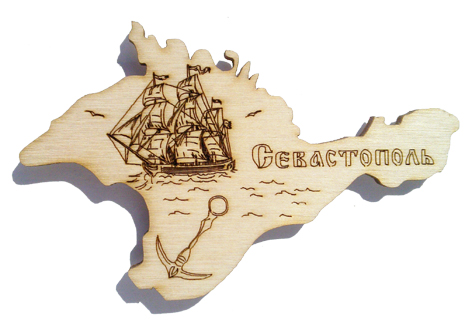 Дерев'яний магніт Севастополя "Карта Крима: Вітрильник і якір"