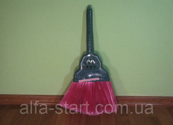 Кольоровий пластиковий віник 56 см