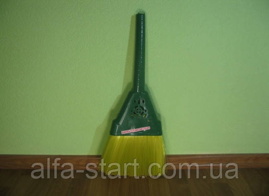 Кольоровий пластиковий віник 52 см